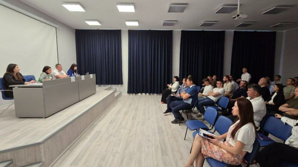 30 мая заместитель министра ЖКХ Республики Крым Нина Талыбина и врио генерального директора Регионального фонда капитального ремонта Андрей Вороньков провели рабочее совещание с представителями подрядных организаций 30 мая заместитель министра ЖКХ Республики Крым Нина Талыбина и врио генерального директора Регионального фонда капитального ремонта Андрей Вороньков провели рабочее совещание с представителями подрядных организаций