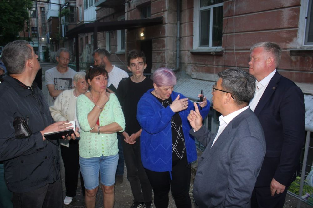 Вместе с Главой муниципального образования Иваном Козыревым встретились с председателями советов и жителями МКД по первому избирательному округу Вместе с Главой муниципального образования Иваном Козыревым встретились с председателями советов и жителями МКД по первому избирательному округу