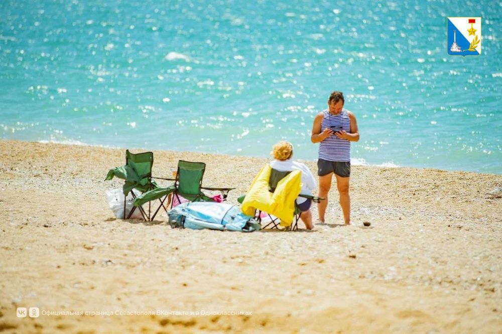 Лазурное море и чистый песок Лазурное море и чистый песок