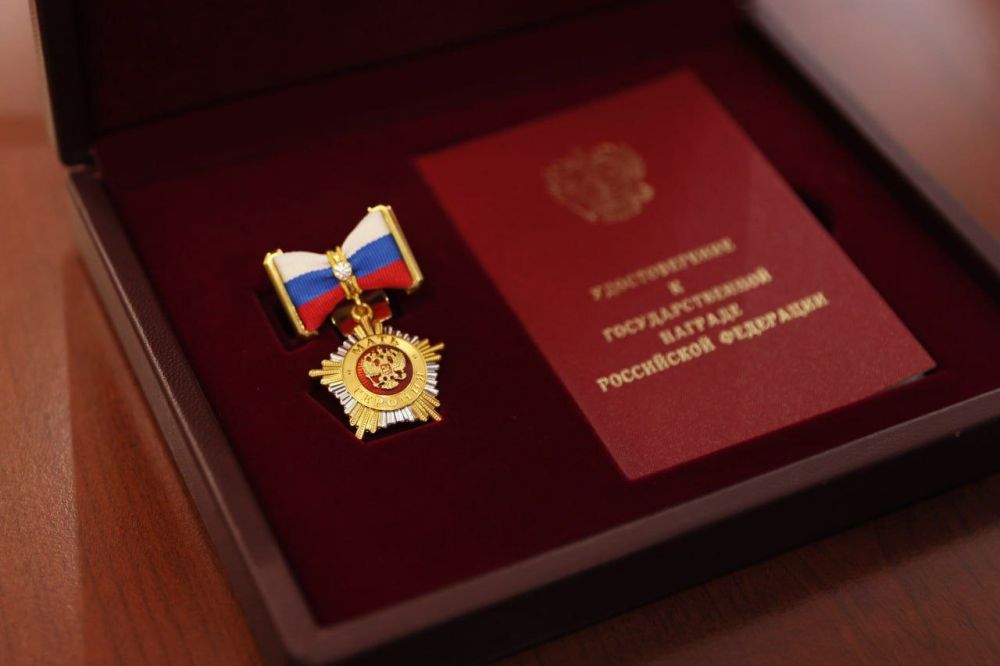Сергей Петелин: Наталье Викторовне Лукьяновой из села Доброе Симферопольского района Указом Президента Российской Федерации за большие заслуги в укреплении института семьи и воспитании детей присвоено почётное звание... Сергей Петелин: Наталье Викторовне Лукьяновой из села Доброе Симферопольского района Указом Президента Российской Федерации за большие заслуги в укреплении института семьи и воспитании детей присвоено почётное звание...
