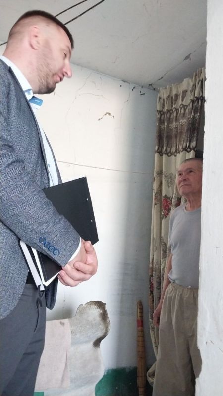 Заместители главы администрации Сакского района Сергей Кирьянов, Светлана Дорошенко встретились с жильцами многоквартирного дома, расположенного в с. Зерновое, ул.Спортивная,16 Заместители главы администрации Сакского района Сергей Кирьянов, Светлана Дорошенко встретились с жильцами многоквартирного дома, расположенного в с. Зерновое, ул.Спортивная,16