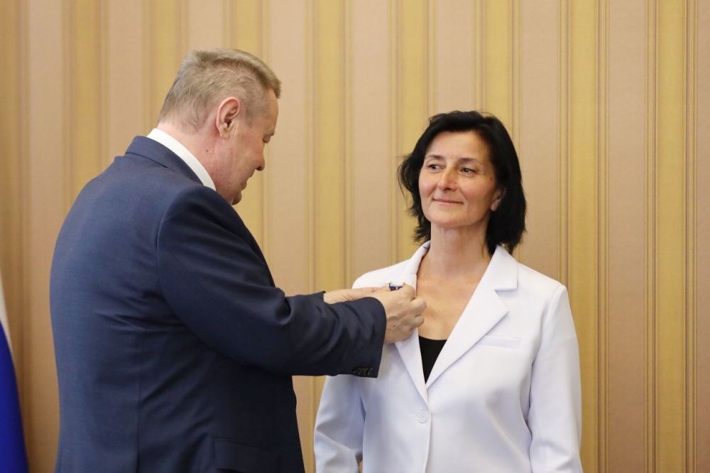 Сергей Петелин: Наталье Викторовне Лукьяновой из села Доброе Симферопольского района Указом Президента Российской Федерации за большие заслуги в укреплении института семьи и воспитании детей присвоено почётное звание... Сергей Петелин: Наталье Викторовне Лукьяновой из села Доброе Симферопольского района Указом Президента Российской Федерации за большие заслуги в укреплении института семьи и воспитании детей присвоено почётное звание...