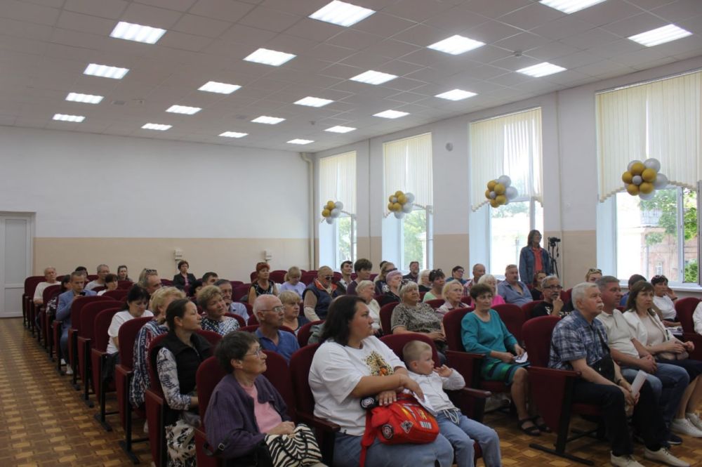 Вместе с Главой муниципального образования Иваном Козыревым встретились с председателями советов и жителями МКД по первому избирательному округу