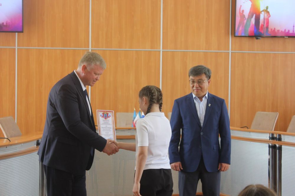Сегодня совместно с Главой муниципального образования Иваном Козыревым наградили феодосийских школьников за выдающиеся достижения в учебе, спорте и творческой деятельности Сегодня совместно с Главой муниципального образования Иваном Козыревым наградили феодосийских школьников за выдающиеся достижения в учебе, спорте и творческой деятельности