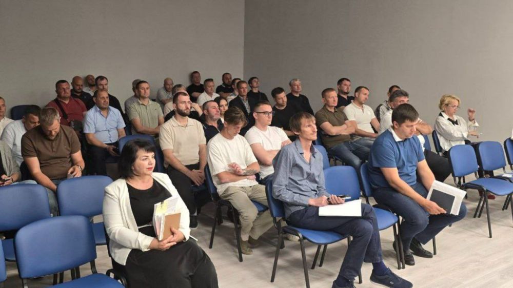 30 мая заместитель министра ЖКХ Республики Крым Нина Талыбина и врио генерального директора Регионального фонда капитального ремонта Андрей Вороньков провели рабочее совещание с представителями подрядных организаций 30 мая заместитель министра ЖКХ Республики Крым Нина Талыбина и врио генерального директора Регионального фонда капитального ремонта Андрей Вороньков провели рабочее совещание с представителями подрядных организаций