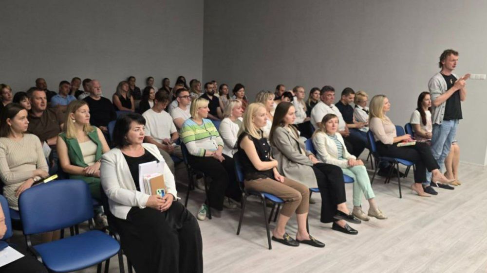 30 мая заместитель министра ЖКХ Республики Крым Нина Талыбина и врио генерального директора Регионального фонда капитального ремонта Андрей Вороньков провели рабочее совещание с представителями подрядных организаций 30 мая заместитель министра ЖКХ Республики Крым Нина Талыбина и врио генерального директора Регионального фонда капитального ремонта Андрей Вороньков провели рабочее совещание с представителями подрядных организаций