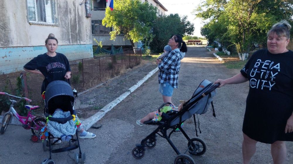 Заместители главы администрации Сакского района Сергей Кирьянов, Светлана Дорошенко встретились с жильцами многоквартирного дома, расположенного в с. Зерновое, ул.Спортивная,16 Заместители главы администрации Сакского района Сергей Кирьянов, Светлана Дорошенко встретились с жильцами многоквартирного дома, расположенного в с. Зерновое, ул.Спортивная,16