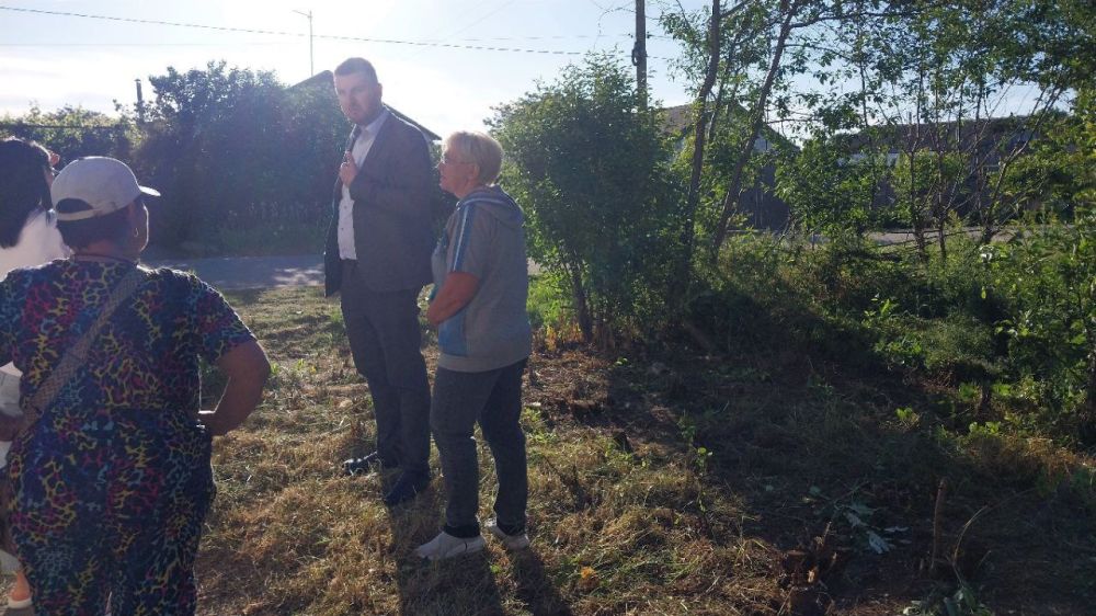 Заместители главы администрации Сакского района Сергей Кирьянов, Светлана Дорошенко встретились с жильцами многоквартирного дома, расположенного в с. Зерновое, ул.Спортивная,16 Заместители главы администрации Сакского района Сергей Кирьянов, Светлана Дорошенко встретились с жильцами многоквартирного дома, расположенного в с. Зерновое, ул.Спортивная,16