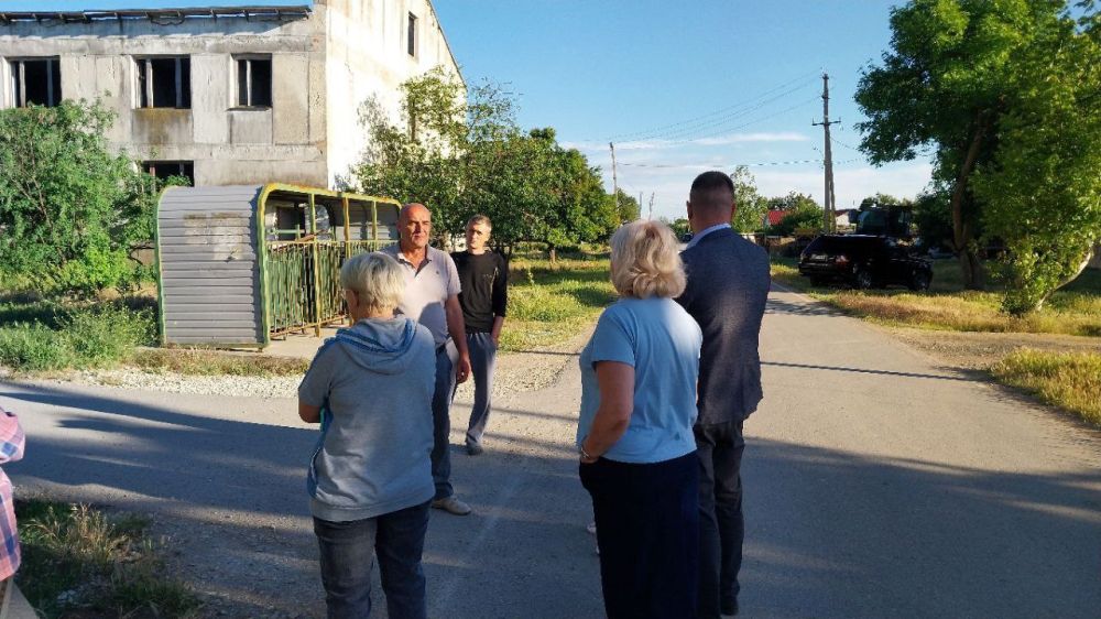 Заместители главы администрации Сакского района Сергей Кирьянов, Светлана Дорошенко встретились с жильцами многоквартирного дома, расположенного в с. Зерновое, ул.Спортивная,16 Заместители главы администрации Сакского района Сергей Кирьянов, Светлана Дорошенко встретились с жильцами многоквартирного дома, расположенного в с. Зерновое, ул.Спортивная,16