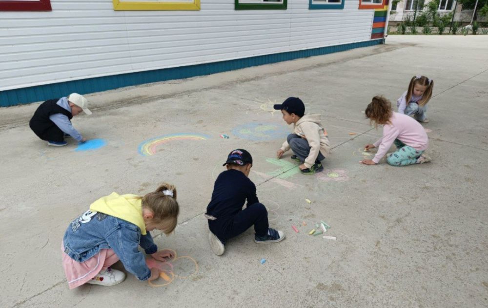Первомайским районным отделом ЗАГС также проведено мероприятие «Дети – цветы жизни», посвященное Международному дню защиты детей, который был учреждён почти полвека назад как напоминание всем нам о том, что дети – это... Первомайским районным отделом ЗАГС также проведено мероприятие «Дети – цветы жизни», посвященное Международному дню защиты детей, который был учреждён почти полвека назад как напоминание всем нам о том, что дети – это...