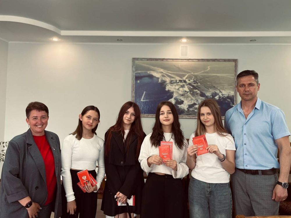 Юные черноморцы получили паспорта граждан РФ