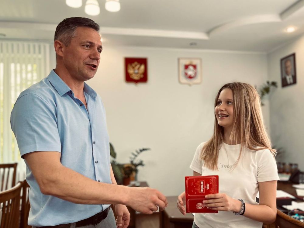 Юные черноморцы получили паспорта граждан РФ Юные черноморцы получили паспорта граждан РФ