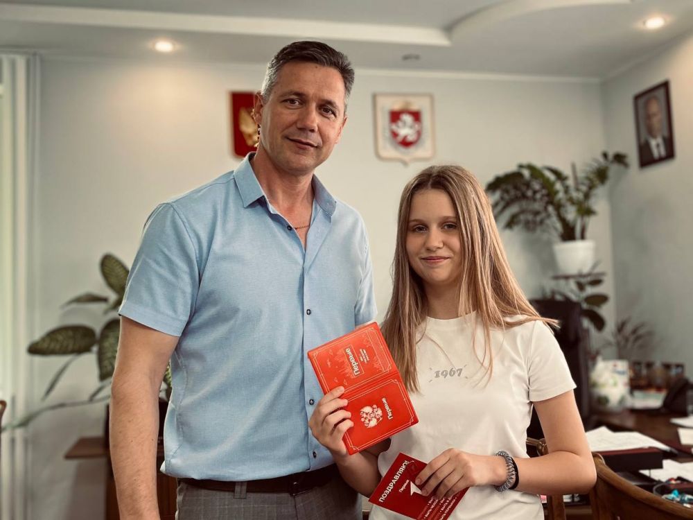 Юные черноморцы получили паспорта граждан РФ Юные черноморцы получили паспорта граждан РФ