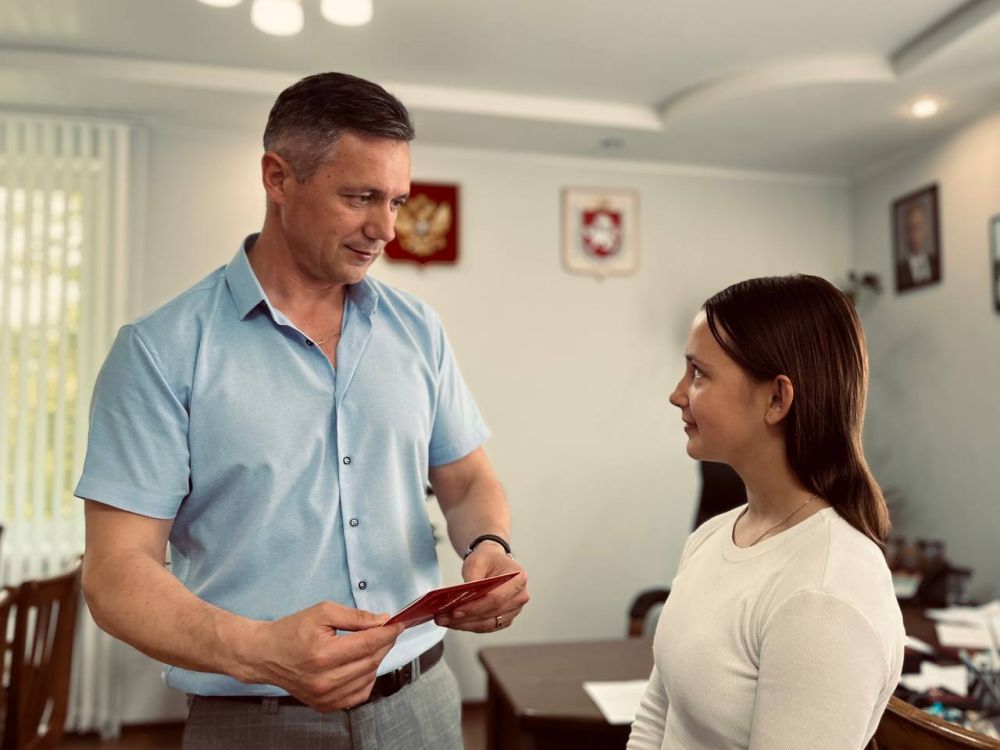 Юные черноморцы получили паспорта граждан РФ Юные черноморцы получили паспорта граждан РФ