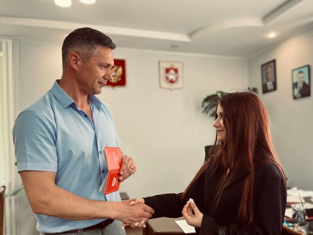 Юные черноморцы получили паспорта граждан РФ Юные черноморцы получили паспорта граждан РФ