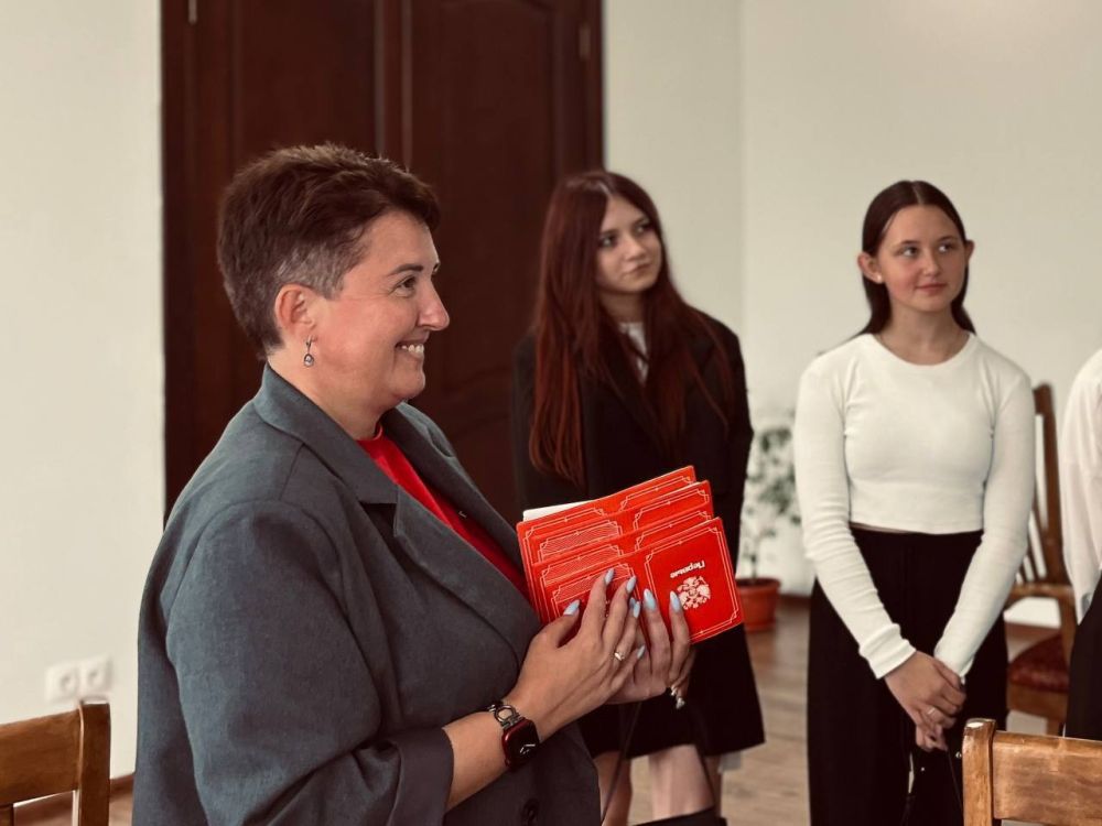 Юные черноморцы получили паспорта граждан РФ Юные черноморцы получили паспорта граждан РФ