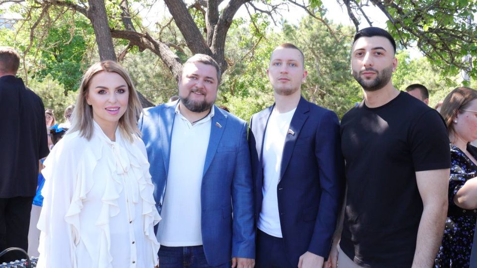 Анастасия Гридчина: Сегодня замечательный праздничный день! Мы отмечаем День защиты детей, День рождение нашего любимого города Симферополя! Анастасия Гридчина: Сегодня замечательный праздничный день! Мы отмечаем День защиты детей, День рождение нашего любимого города Симферополя!