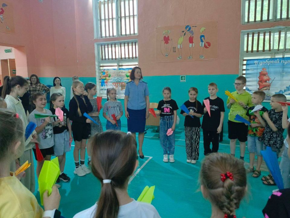 Работники прокуратуры города Керчи для ребят, находящихся в пришкольном лагере школы имени Героя Советского Союза С.А. Борзенко № 9, организовали познавательное мероприятие «самолетик детства», в рамках которого работники с... Работники прокуратуры города Керчи для ребят, находящихся в пришкольном лагере школы имени Героя Советского Союза С.А. Борзенко № 9, организовали познавательное мероприятие «самолетик детства», в рамках которого работники с...