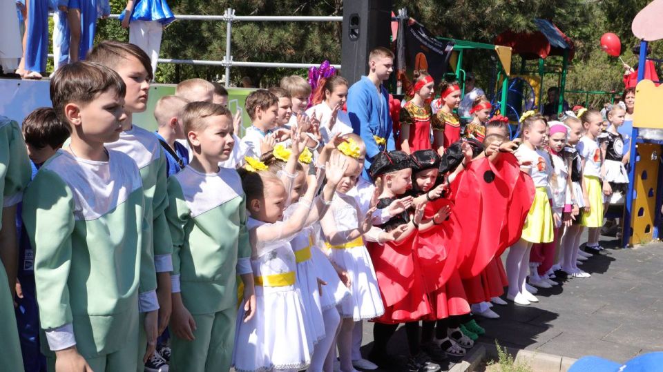 Анастасия Гридчина: Сегодня замечательный праздничный день! Мы отмечаем День защиты детей, День рождение нашего любимого города Симферополя! Анастасия Гридчина: Сегодня замечательный праздничный день! Мы отмечаем День защиты детей, День рождение нашего любимого города Симферополя!