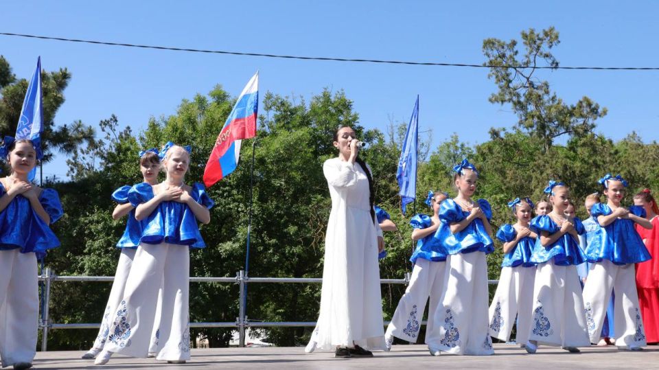 Анастасия Гридчина: Сегодня замечательный праздничный день! Мы отмечаем День защиты детей, День рождение нашего любимого города Симферополя! Анастасия Гридчина: Сегодня замечательный праздничный день! Мы отмечаем День защиты детей, День рождение нашего любимого города Симферополя!