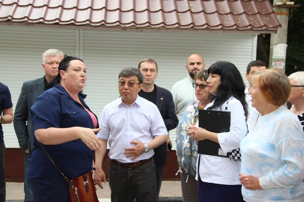 Сегодня с Главой муниципального образования Иваном Козыревым и депутатом Государственного Совета Республики Крым Алексеем Тихомировым провели встречу с жителями поселка Орджоникидзе Сегодня с Главой муниципального образования Иваном Козыревым и депутатом Государственного Совета Республики Крым Алексеем Тихомировым провели встречу с жителями поселка Орджоникидзе