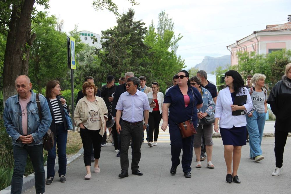 Сегодня с Главой муниципального образования Иваном Козыревым и депутатом Государственного Совета Республики Крым Алексеем Тихомировым провели встречу с жителями поселка Орджоникидзе Сегодня с Главой муниципального образования Иваном Козыревым и депутатом Государственного Совета Республики Крым Алексеем Тихомировым провели встречу с жителями поселка Орджоникидзе