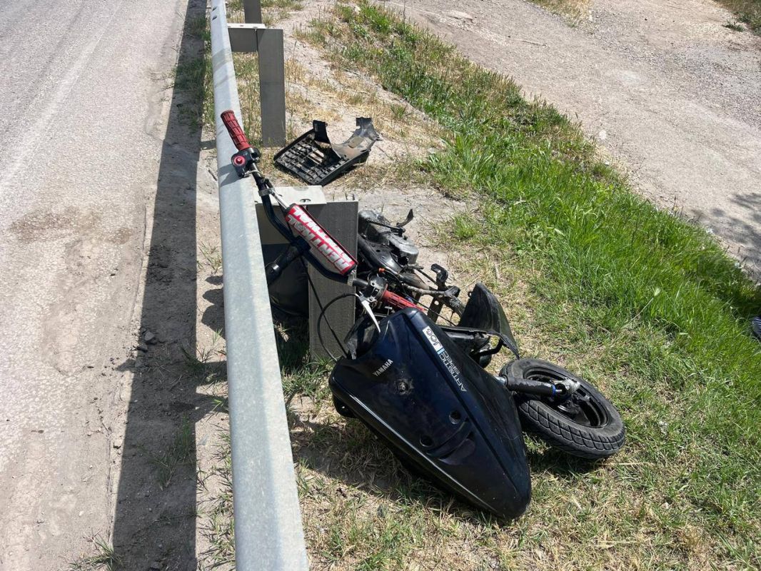 В Симферополе подросток на мопеде врезался в ограждение и получил травмы