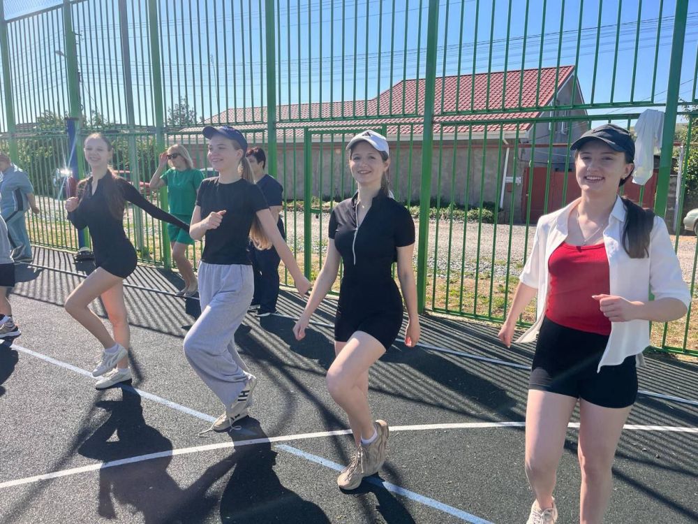 Министр спорта Республики Крым Ольга Торубарова провела традиционную утреннюю зарядку на спортивной площадке села Шевченково Бахчисарайского района Министр спорта Республики Крым Ольга Торубарова провела традиционную утреннюю зарядку на спортивной площадке села Шевченково Бахчисарайского района