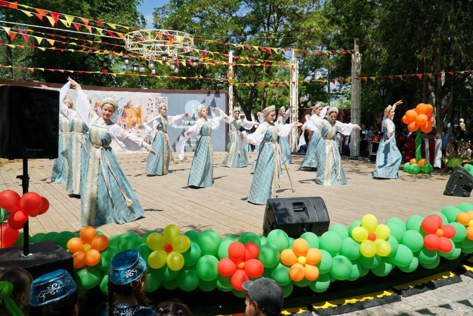 Александр Юрьев: Сегодня улицы, набережные и скверы Евпатории и наших посёлков наполнили улыбки, радость, веселье и смех Александр Юрьев: Сегодня улицы, набережные и скверы Евпатории и наших посёлков наполнили улыбки, радость, веселье и смех