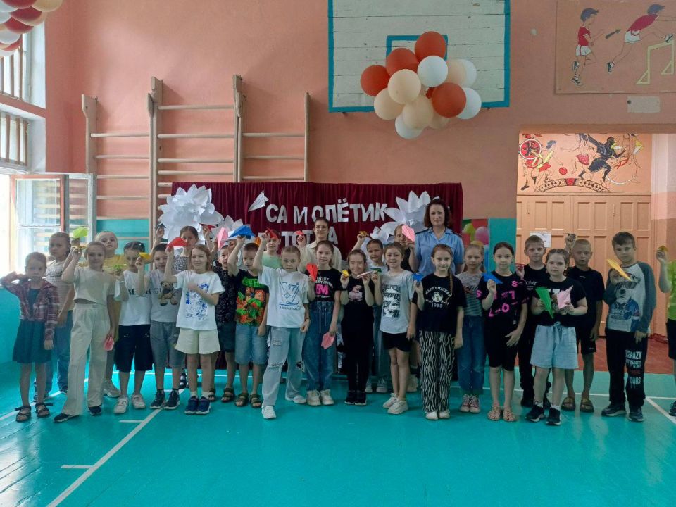 Работники прокуратуры города Керчи для ребят, находящихся в пришкольном лагере школы имени Героя Советского Союза С.А. Борзенко № 9, организовали познавательное мероприятие «самолетик детства», в рамках которого работники с... Работники прокуратуры города Керчи для ребят, находящихся в пришкольном лагере школы имени Героя Советского Союза С.А. Борзенко № 9, организовали познавательное мероприятие «самолетик детства», в рамках которого работники с...