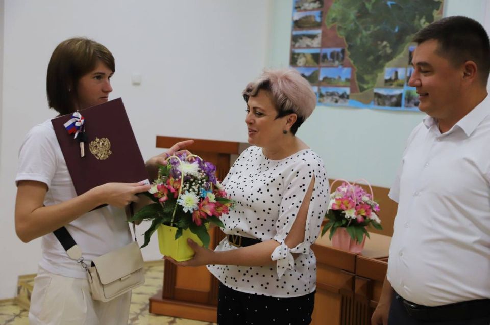 Ольга Урайкина: В администрации Бахчисарайского района состоялось торжественное вручение ключей от квартир жителям района из числа детей-сирот, лишенных попечения родителей Ольга Урайкина: В администрации Бахчисарайского района состоялось торжественное вручение ключей от квартир жителям района из числа детей-сирот, лишенных попечения родителей
