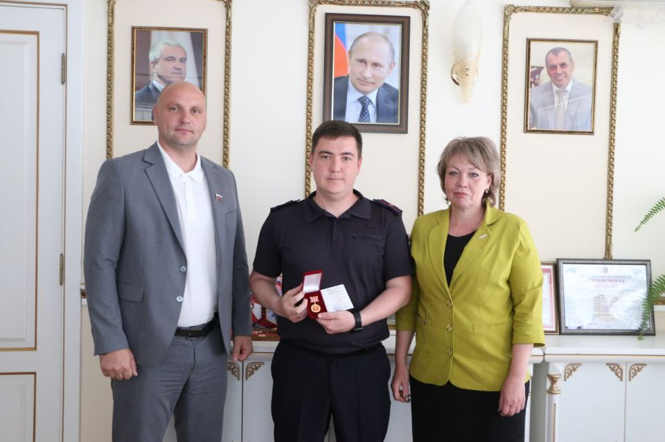 Глава муниципального образования Денис Колесник, заместитель главы администрации Ирина Иванова поздравили сотрудников ГУ МВД с 90-летием со дня создания подразделения по делам несовершеннолетних Глава муниципального образования Денис Колесник, заместитель главы администрации Ирина Иванова поздравили сотрудников ГУ МВД с 90-летием со дня создания подразделения по делам несовершеннолетних