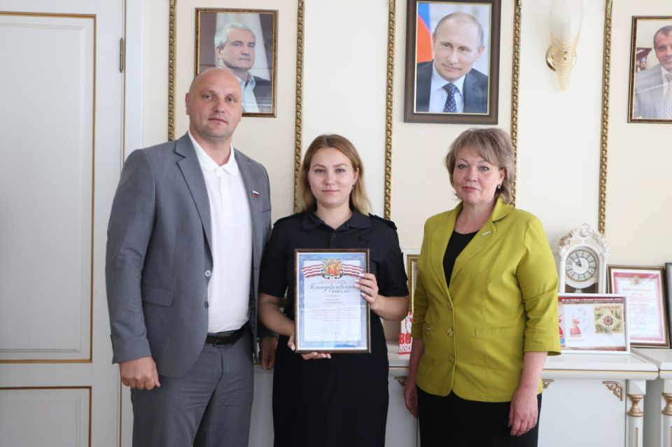 Глава муниципального образования Денис Колесник, заместитель главы администрации Ирина Иванова поздравили сотрудников ГУ МВД с 90-летием со дня создания подразделения по делам несовершеннолетних Глава муниципального образования Денис Колесник, заместитель главы администрации Ирина Иванова поздравили сотрудников ГУ МВД с 90-летием со дня создания подразделения по делам несовершеннолетних