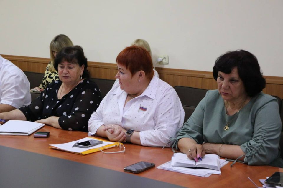 Ольга Урайкина: Сегодня в малом зале администрации района совместно с первым заместителем главы администрации Бахчисарайского района Энвером Аблаевым провела совещание с главами поселений, на котором был рассмотрен ряд... Ольга Урайкина: Сегодня в малом зале администрации района совместно с первым заместителем главы администрации Бахчисарайского района Энвером Аблаевым провела совещание с главами поселений, на котором был рассмотрен ряд...