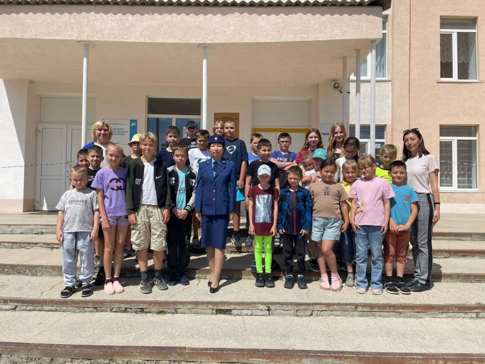 Сотрудники Джанкойской межрайонной прокуратуры в честь празднования провели в Изумрудновской и Мирновской школах познавательные мероприятия на тему: «Права и обязанности детей» Сотрудники Джанкойской межрайонной прокуратуры в честь празднования провели в Изумрудновской и Мирновской школах познавательные мероприятия на тему: «Права и обязанности детей»