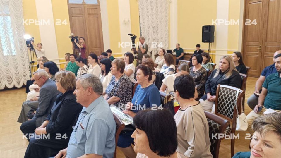 Ко Дню социального работника 10 сотрудникам вручили премии Госсовета Крыма Ко Дню социального работника 10 сотрудникам вручили премии Госсовета Крыма