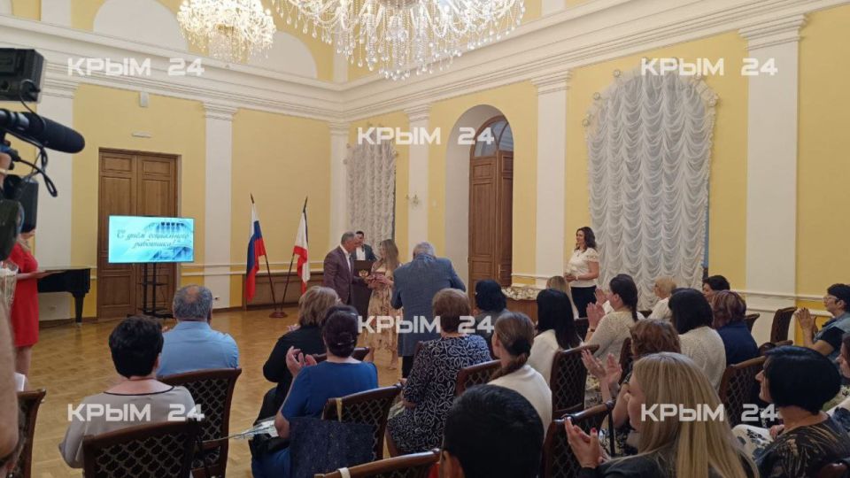 Ко Дню социального работника 10 сотрудникам вручили премии Госсовета Крыма Ко Дню социального работника 10 сотрудникам вручили премии Госсовета Крыма