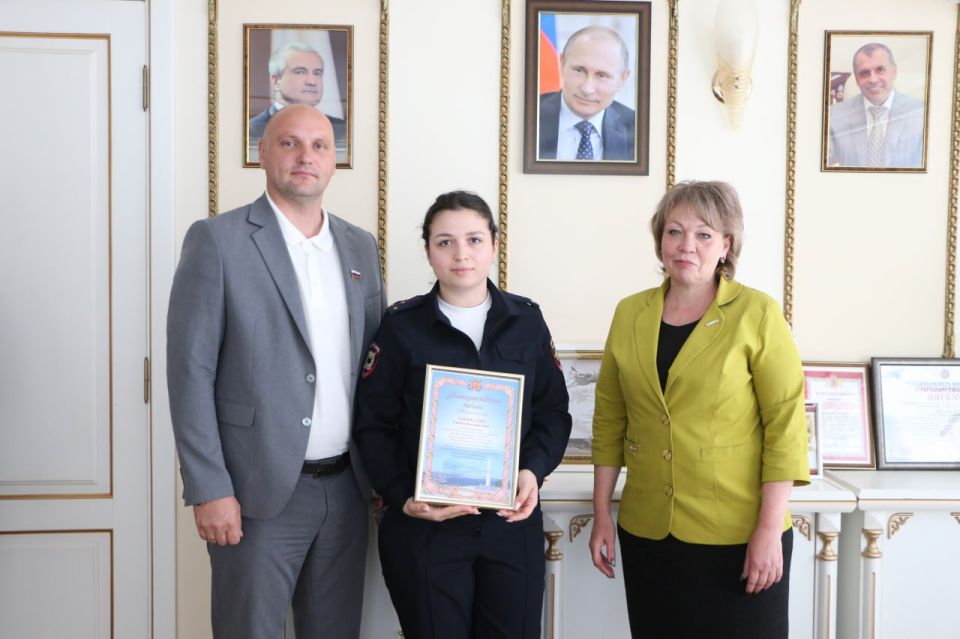 Глава муниципального образования Денис Колесник, заместитель главы администрации Ирина Иванова поздравили сотрудников ГУ МВД с 90-летием со дня создания подразделения по делам несовершеннолетних Глава муниципального образования Денис Колесник, заместитель главы администрации Ирина Иванова поздравили сотрудников ГУ МВД с 90-летием со дня создания подразделения по делам несовершеннолетних