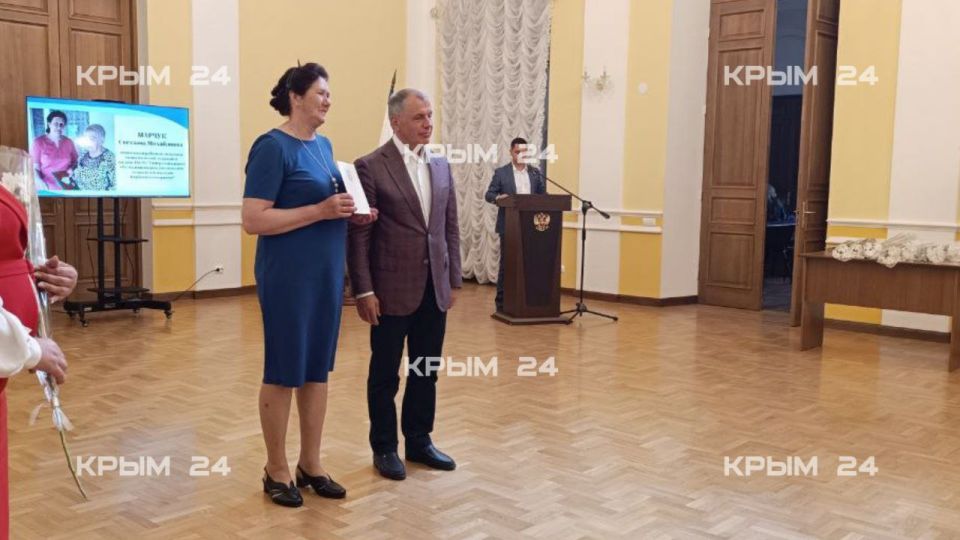 Ко Дню социального работника 10 сотрудникам вручили премии Госсовета Крыма Ко Дню социального работника 10 сотрудникам вручили премии Госсовета Крыма