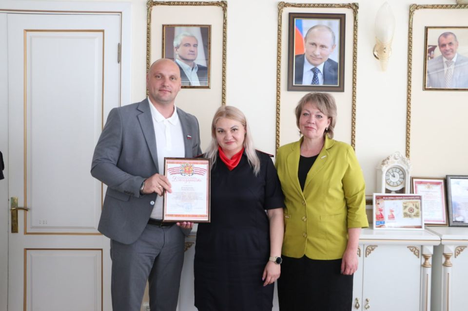 Глава муниципального образования Денис Колесник, заместитель главы администрации Ирина Иванова поздравили сотрудников ГУ МВД с 90-летием со дня создания подразделения по делам несовершеннолетних Глава муниципального образования Денис Колесник, заместитель главы администрации Ирина Иванова поздравили сотрудников ГУ МВД с 90-летием со дня создания подразделения по делам несовершеннолетних