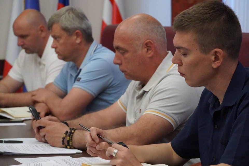 Глава администрации Керчи Олег Каторгин провел аппаратное совещание со своими заместителями и руководителями структурных подразделений администрации Глава администрации Керчи Олег Каторгин провел аппаратное совещание со своими заместителями и руководителями структурных подразделений администрации