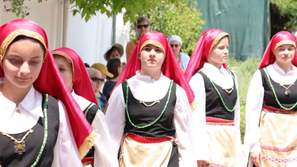 В селе Чернополье Белогорского района, в стенах церкви Святых Константина и Елены, состоялся традиционный греческий праздник «Панаир» В селе Чернополье Белогорского района, в стенах церкви Святых Константина и Елены, состоялся традиционный греческий праздник «Панаир»