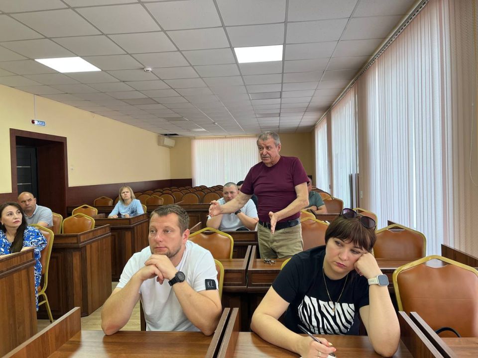 Игорь Ивин: Собственники и арендаторы обязаны следить за прилегающей территорией торговых объектов, вовремя убирать накопившийся мусор Игорь Ивин: Собственники и арендаторы обязаны следить за прилегающей территорией торговых объектов, вовремя убирать накопившийся мусор