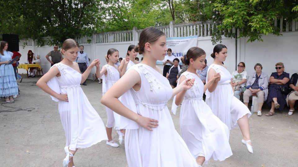 В селе Чернополье Белогорского района, в стенах церкви Святых Константина и Елены, состоялся традиционный греческий праздник «Панаир» В селе Чернополье Белогорского района, в стенах церкви Святых Константина и Елены, состоялся традиционный греческий праздник «Панаир»