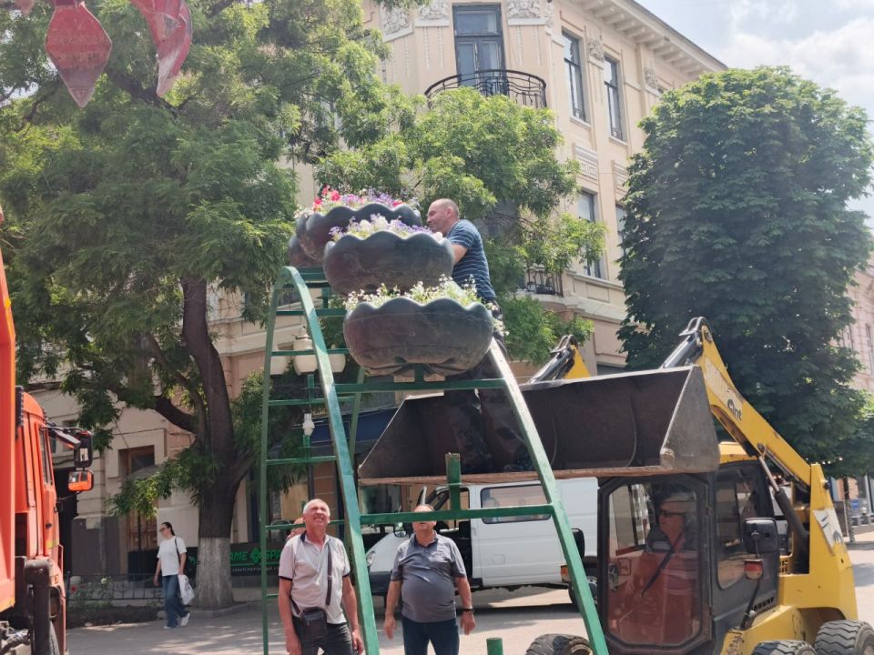 В центре Симферополя появилась арка с цветочными клумбами В центре Симферополя появилась арка с цветочными клумбами