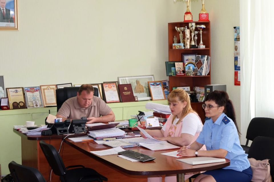 Денис Олейник: Совместно с председателем Раздольненского районного совета Татьяной Вышинской, моим помощником по вопросам межнациональных отношений Людмилой Мирошниченко возглавили работу заседания Совета по межнациональным...