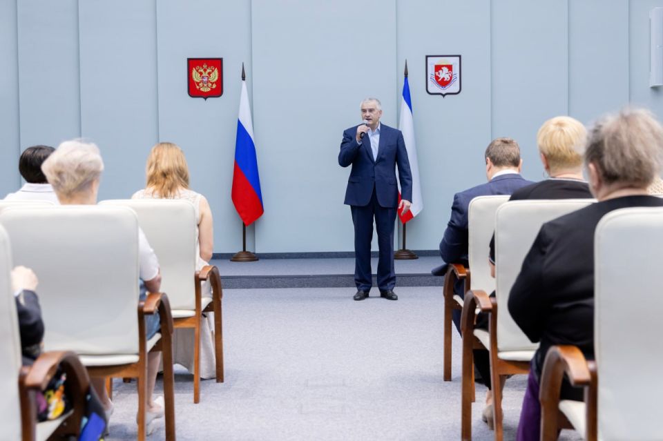 Сергей Аксёнов: В преддверии профессионального праздника вручил заслуженные награды работникам социальной сферы Сергей Аксёнов: В преддверии профессионального праздника вручил заслуженные награды работникам социальной сферы