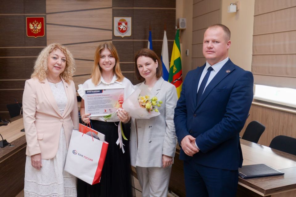 Трем выпускницам евпаторийских школ вручили сертификаты на поездку в Санкт-Петербург на праздник «Алые паруса» Трем выпускницам евпаторийских школ вручили сертификаты на поездку в Санкт-Петербург на праздник «Алые паруса»