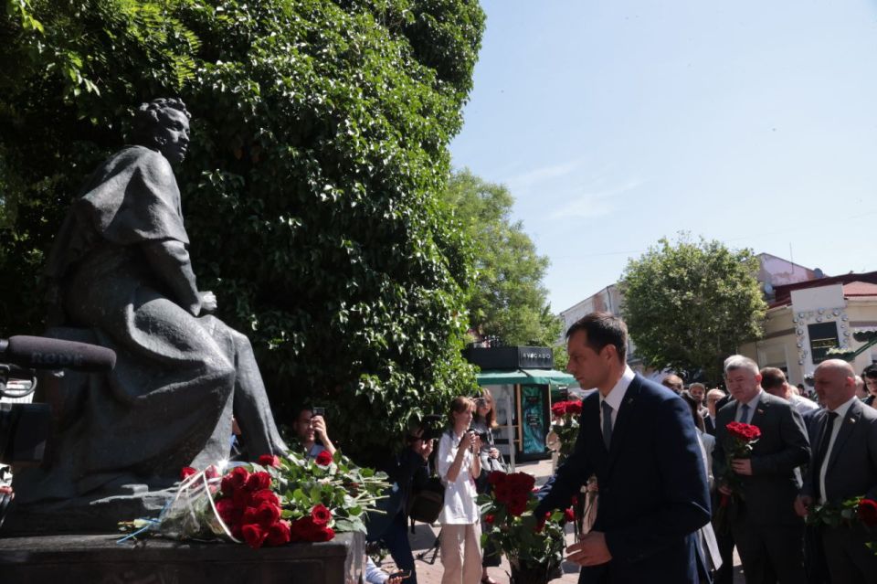 Владимир Константинов: В преддверии Дня русского языка, 226-й годовщины со дня рождения великого русского поэта и писателя Александра Сергеевича Пушкина мы открываем XVIII Международный фестиваль «Великое русское слово» Владимир Константинов: В преддверии Дня русского языка, 226-й годовщины со дня рождения великого русского поэта и писателя Александра Сергеевича Пушкина мы открываем XVIII Международный фестиваль «Великое русское слово»