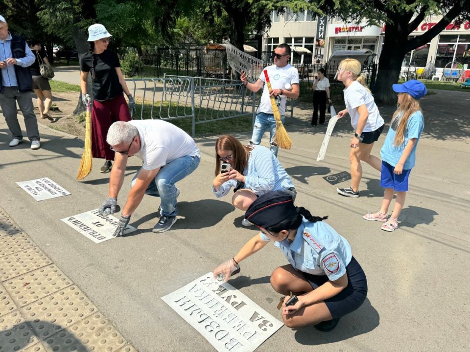 В Симферополе сотрудники Госавтоинспекции и общественники провели акцию по профилактике ДТП с участием пешеходов В Симферополе сотрудники Госавтоинспекции и общественники провели акцию по профилактике ДТП с участием пешеходов